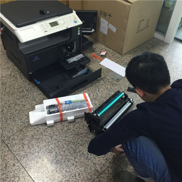 師傅在安裝柯尼卡美能達(dá)206復(fù)印機(jī) 師傅在安裝柯尼卡美能達(dá)206復(fù)印機(jī)