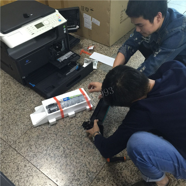 范師傅看到蔡師傅在打電話,然后過來幫忙裝機(jī)器 范師傅看到蔡師傅在打電話,然后過來幫忙裝機(jī)器