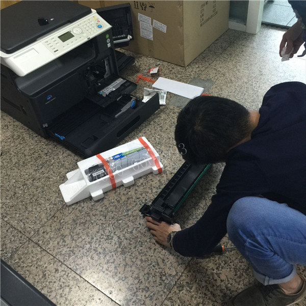 師傅在安裝柯尼卡美能達(dá)206復(fù)印機(jī)的時候,客戶打電話進(jìn)來問,然后師傅邊安裝機(jī)器,邊給客戶解答問題 師傅在安裝柯尼卡美能達(dá)206復(fù)印機(jī)的時候,客戶打電話進(jìn)來問,然后師傅邊安裝機(jī)器,邊給客戶解答問題