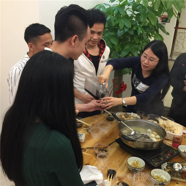 科頤兩位老板過來敬酒,大家苦樂融融-科頤辦公 科頤兩位老板過來敬酒,大家苦樂融融-科頤辦公