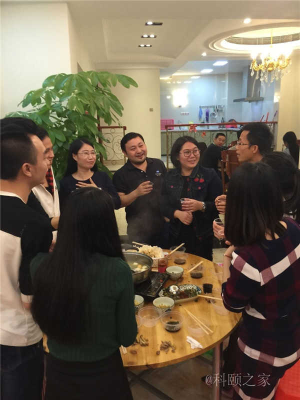 科頤兩位老板過來敬酒,大家苦樂融融-科頤辦公 科頤兩位老板過來敬酒,大家苦樂融融-科頤辦公