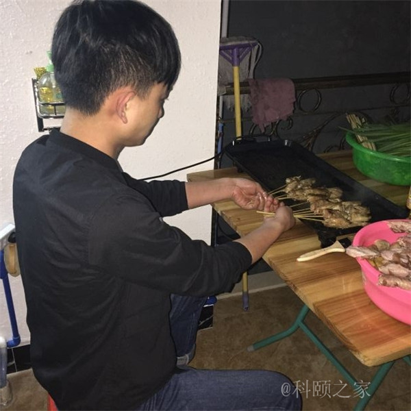 科頤辦公專業修機器的蔡師傅,搖身變專業燒烤師傅了-科頤辦公 科頤辦公專業修機器的蔡師傅,搖身變專業燒烤師傅了-科頤辦公