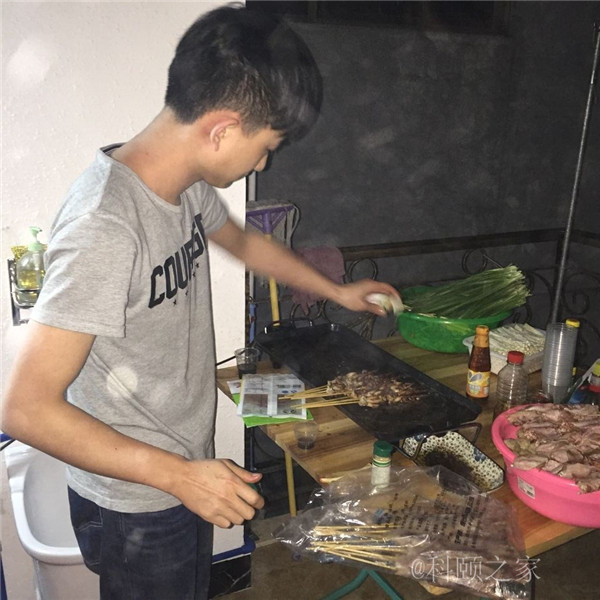 科頤辦公專業修機器的蔡師傅,搖身變專業燒烤師傅了-科頤辦公 科頤辦公專業修機器的蔡師傅,搖身變專業燒烤師傅了-科頤辦公