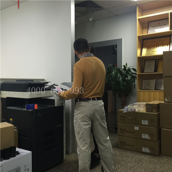 陳先生和蔡師傅在說著柯尼卡美能達(dá)C360機(jī)器的問題-科頤辦公 陳先生和蔡師傅在說著柯尼卡美能達(dá)C360機(jī)器的問題-科頤辦公