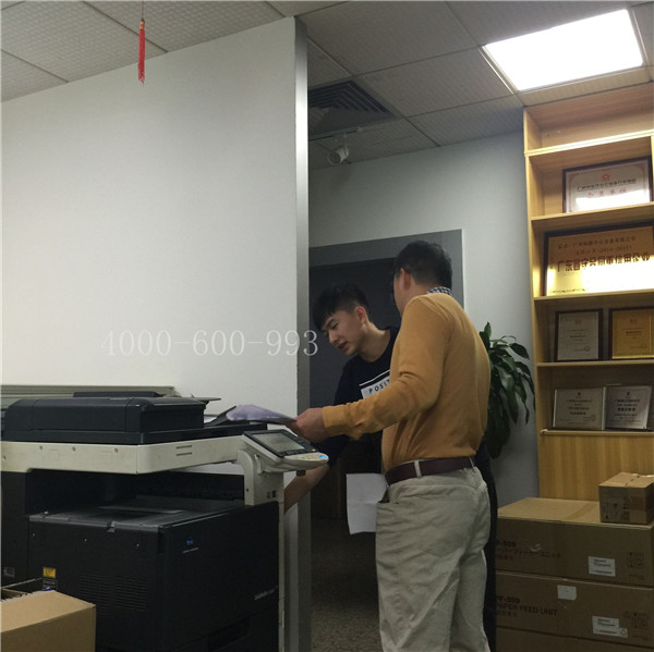 蔡師傅在和陳先生說柯尼卡美能達(dá)C360機(jī)器激光器大概在哪個(gè)位置-科頤辦公 蔡師傅在和陳先生說柯尼卡美能達(dá)C360機(jī)器激光器大概在哪個(gè)位置-科頤辦公