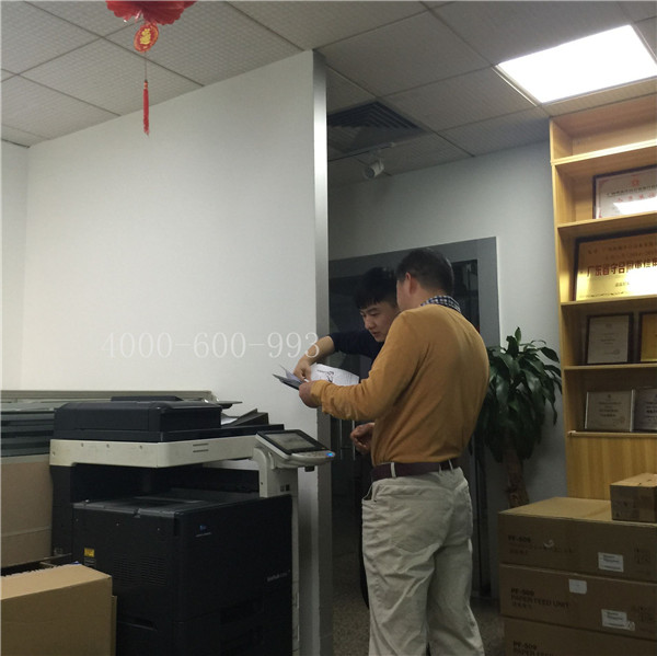 蔡師傅在和陳先生說柯尼卡美能達(dá)C360機(jī)器的效果問題-科頤辦公 蔡師傅在和陳先生說柯尼卡美能達(dá)C360機(jī)器的效果問題-科頤辦公