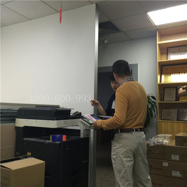 蔡師傅在和陳先生說柯尼卡美能達(dá)C360機(jī)器的激光器怎么拆裝等-科頤辦公 蔡師傅在和陳先生說柯尼卡美能達(dá)C360機(jī)器的激光器怎么拆裝等-科頤辦公