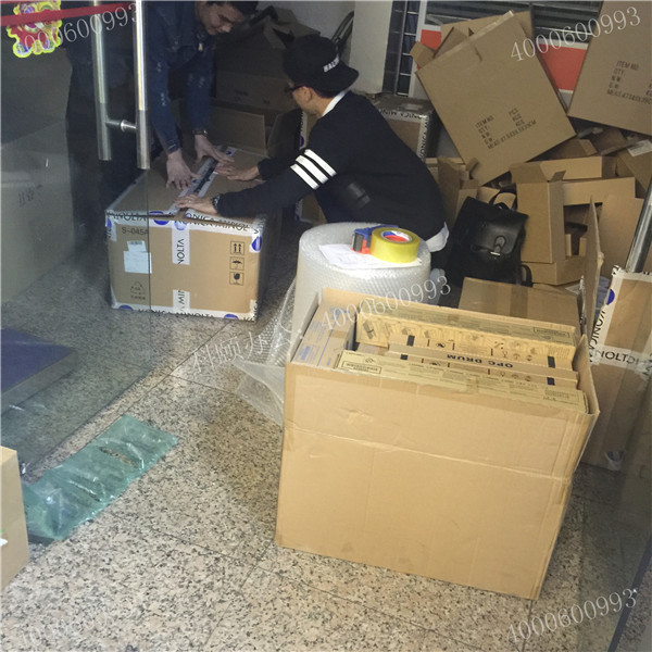 記4月11科頤辦公打包現場，隔壁小帥來幫我們一起打包