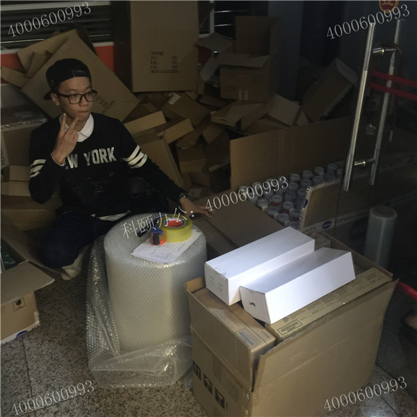 4月11科頤辦公打包現場，隔壁小帥幫忙打包中還不忘來臭美一下