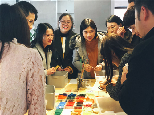 科頤2017年年會之手工DIY正在學(xué)習(xí)